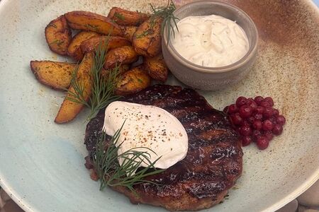 Бифштекс BBQ с картофелем и соусом Ранч