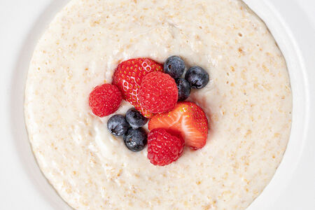 Овсяная каша с ягодами