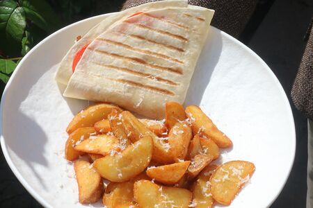 Тортилья с курицей и картофельными дольками