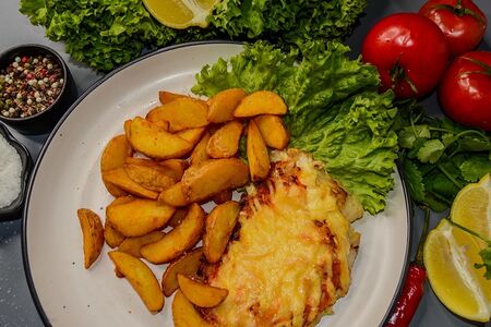 Судачок с овощами под сырной корочкой