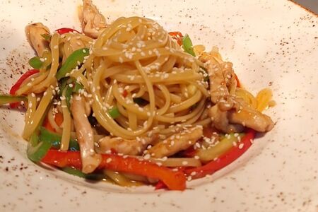 Лингвини с курицей и овощами 