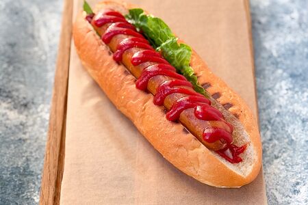 Хот-дог с кетчупом