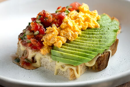 Хлеб на закваске, авокадо, болтунья, овощи