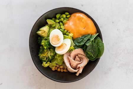 Боул с индейкой, бобами эдамаме и соусом сметана-кимчи