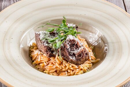 Томленая говядина с пастой орзо