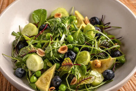 Зеленый салат с голубикой, авокадо и зеленым горошком