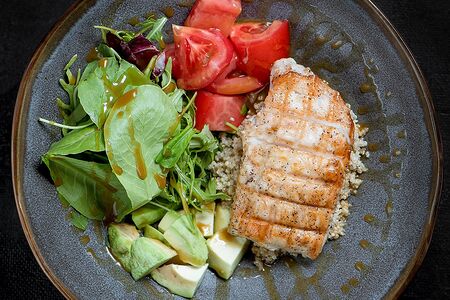 Салат с киноа и курицей