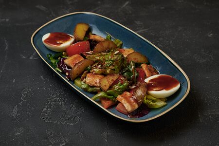 Салат с кальмаром в соусе лемонграсс 