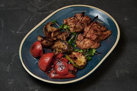 Куриное бедро с овощами гриль 