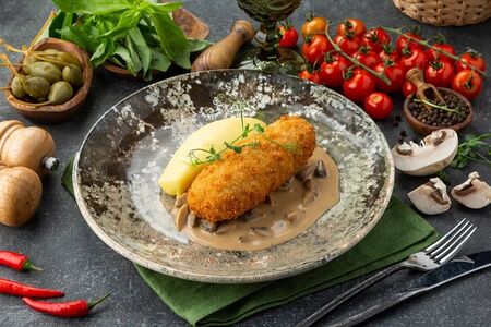 Рубленая котлета из индейки с сыром и картофельным пюре