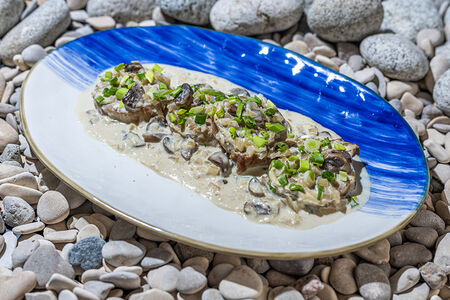 Свиная вырезка в грибном соусе