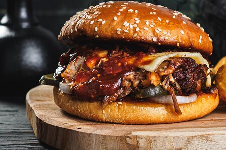 Бургер с рваным свиным мясом