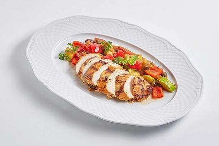 Куриная грудка с капонатой из овощей