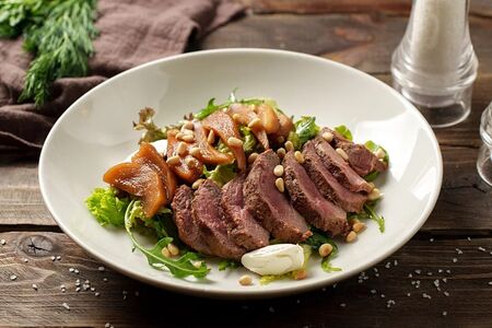 Салат с утиной грудкой и грушей