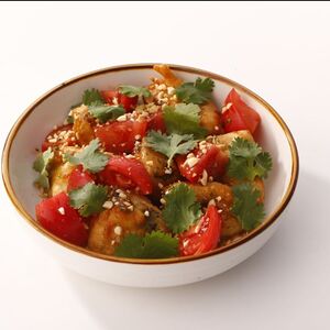 Теплый салат с обжаренными до хрустящей корочки баклажанами