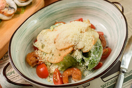 Салат Цезарь с тигровыми креветками