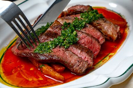 Стейк из говядины с бататом и соусом лечо