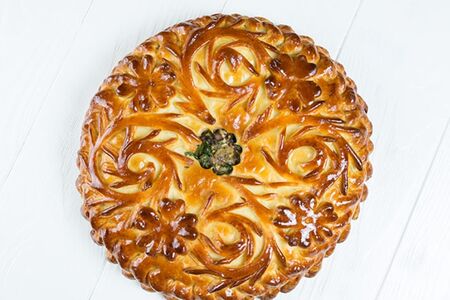 Целый пирог с индейкой, грибами и беконом