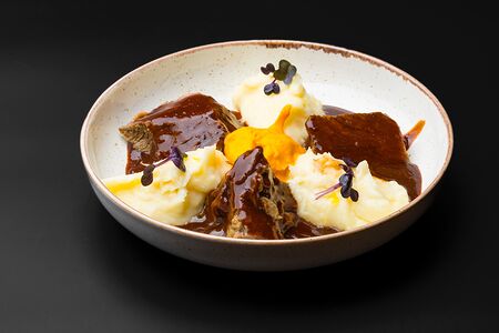 Томленая говяжья шея, картофельное пюре под соусом Мясной хойсин