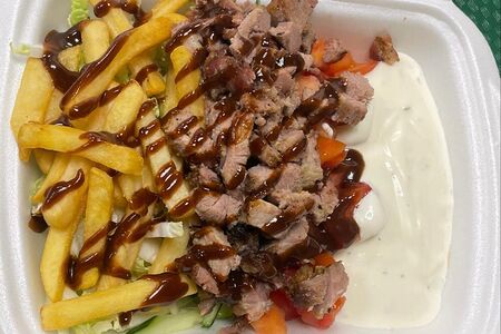 Шаверма со свининой на тарелке