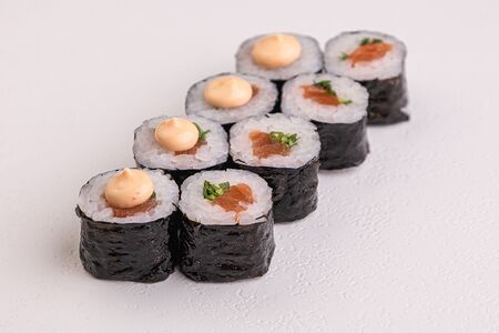 Ролл со слабосоленым лососем и зеленым луком, спайси и цедрой