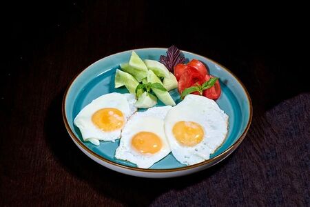 Глазунья из трех яиц