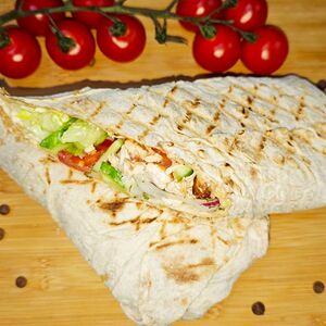 Шаурма из курицы в тонком лаваше с сыром 