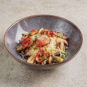 Лапша с грудинкой в соусе песто