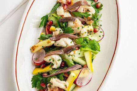 Креветки с халуми, овощами и анчоусами