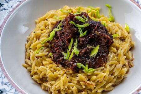 Говяжьи щечки с пастой орзо