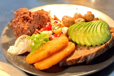 Чиабатта с ветчиной и жареным яйцом