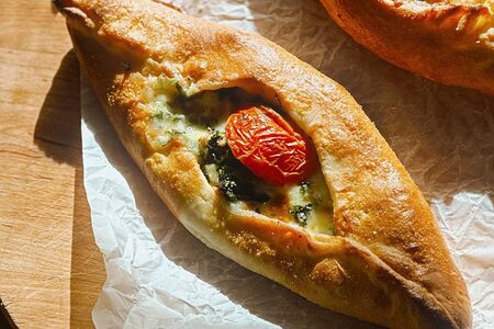 Хаджари со шпинатом и томатами