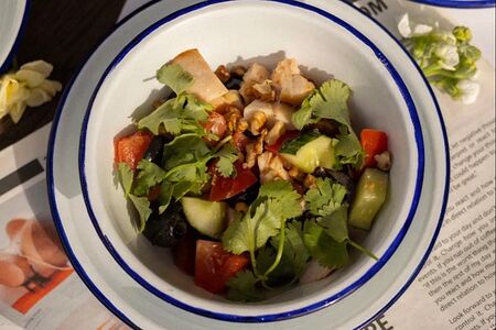 Салат с курицей и маслинами 