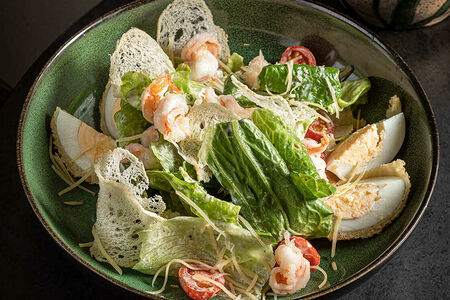 Салат Цезарь с креветками