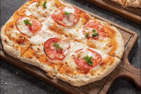 Пинца Маргарита со спелыми томатами 