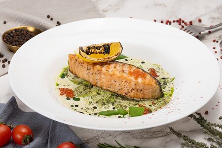 Лосось с цукини в сливочном соусе