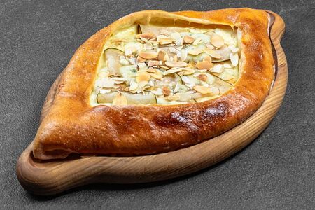 Хачапури с грушей и горгондзолой 
