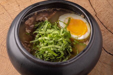 Щавелевые щи с томленой телятиной и яйцом 