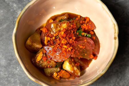 Азиатский салат с жареными баклажанами