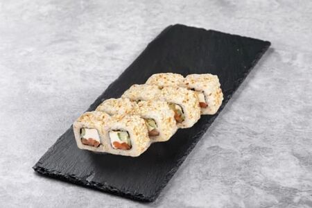 Ролл Фила в кунжуте