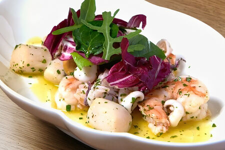 Тёплый салат с морепродуктами