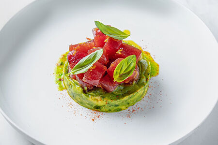 Тунец с гуакамоле и базиликом