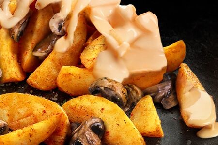 Картофель с сырным соусом и грибами