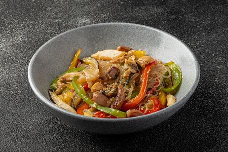 Фунчоза с морским коктейлем