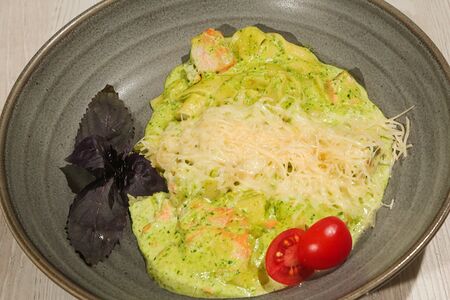 Фетучини с лососем в сливочно-шпинатном соусе