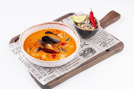 Том ям с морепродуктами