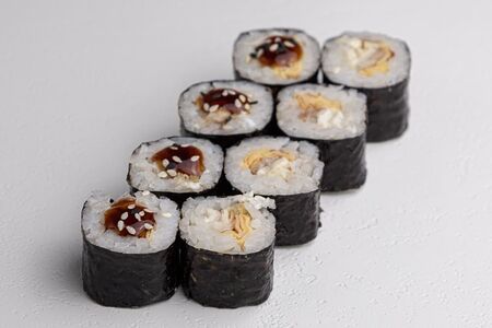 Ролл с угрем и омлетом