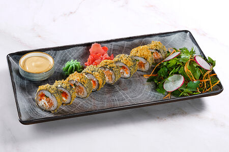 Жареный ролл с лососем