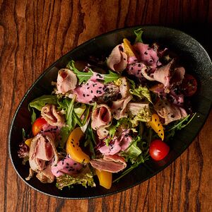 Салат с копченой индейкой, авокадо и горчичной заправкой