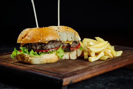 Чизбургер с картофелем фри